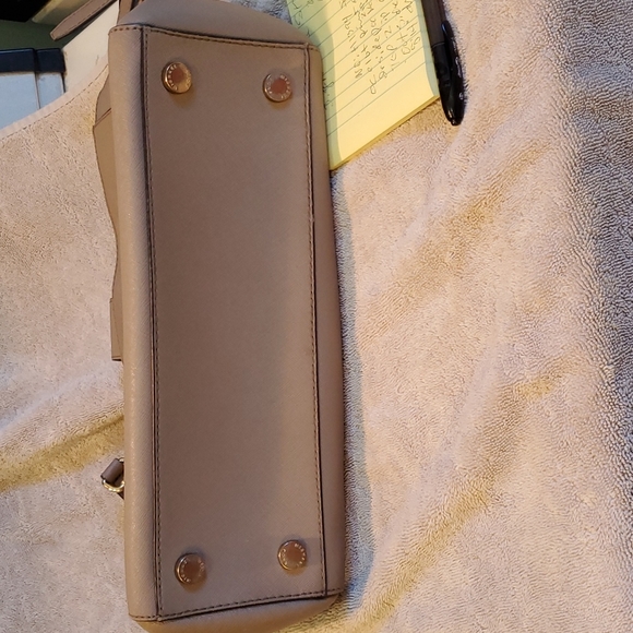 (Sold) HP!❤ Michael Kors hand bag - Picture 9 of 11